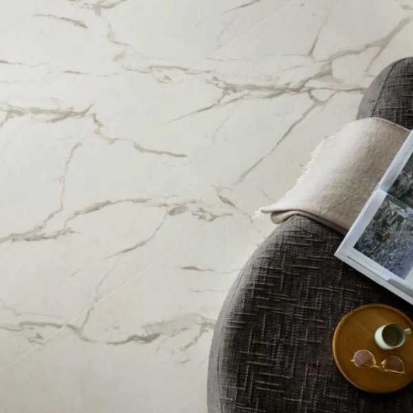 Płytki winylowe z podkładem Arbiton Amaron Forma Acoustic - Pietra Santa White - 91,4 x 45,7 cm - panele podłogowe na klik